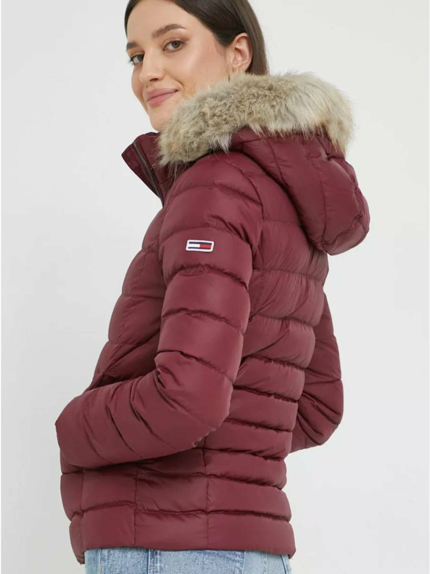 detail Tommy Jeans dámska vínová zimná bunda