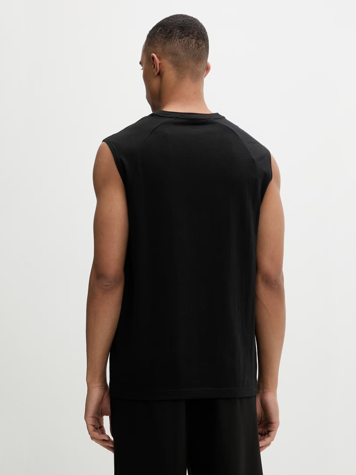 detail Calvin Klein pánsky čierny nátelník