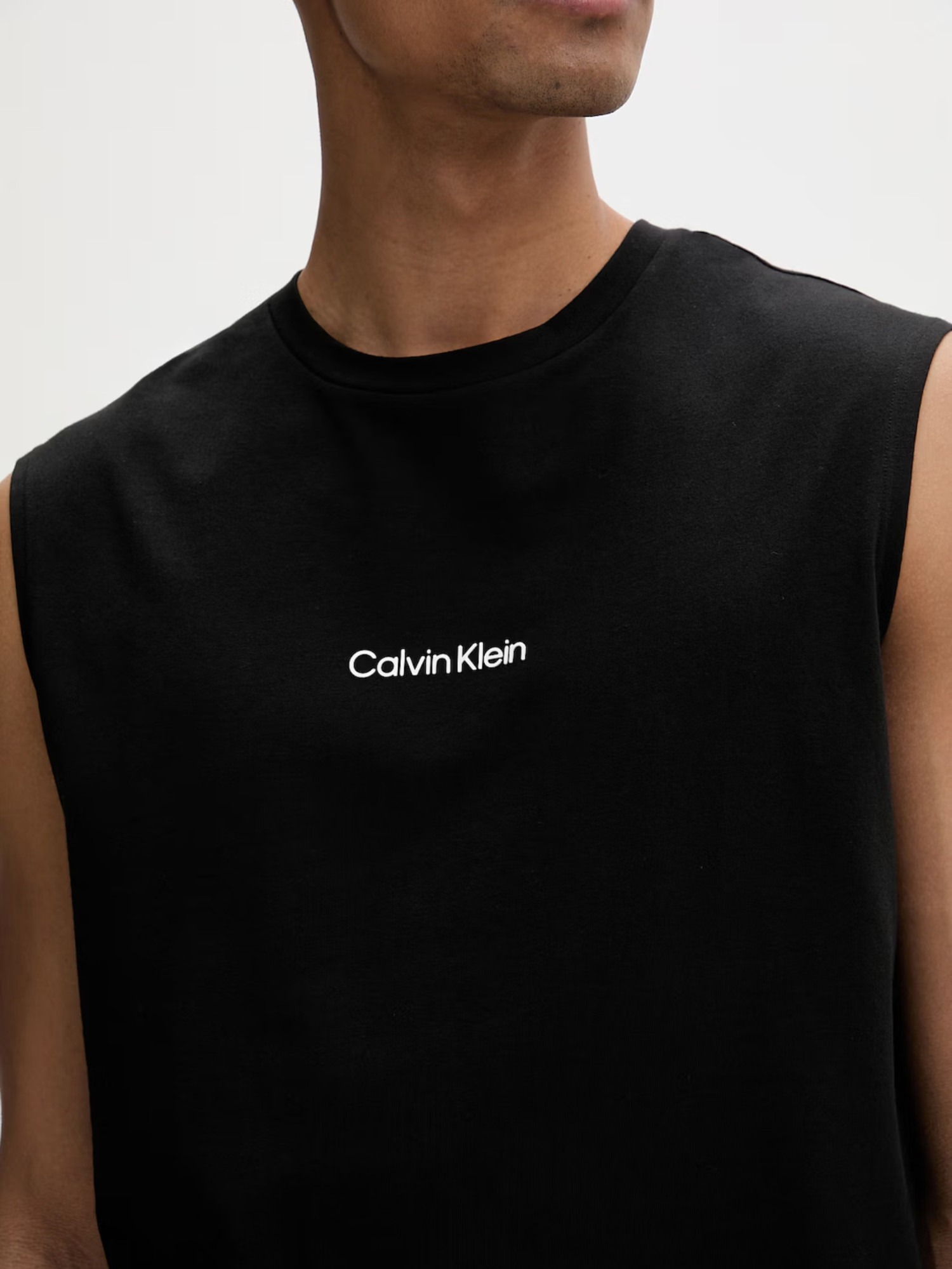 detail Calvin Klein pánsky čierny nátelník