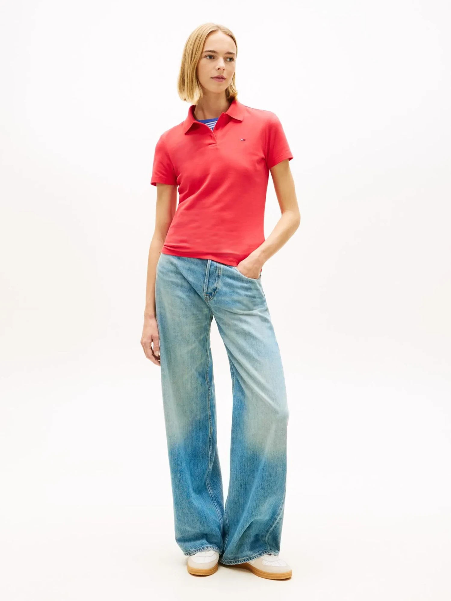 detail Tommy Jeans dámske červené polo tričko
