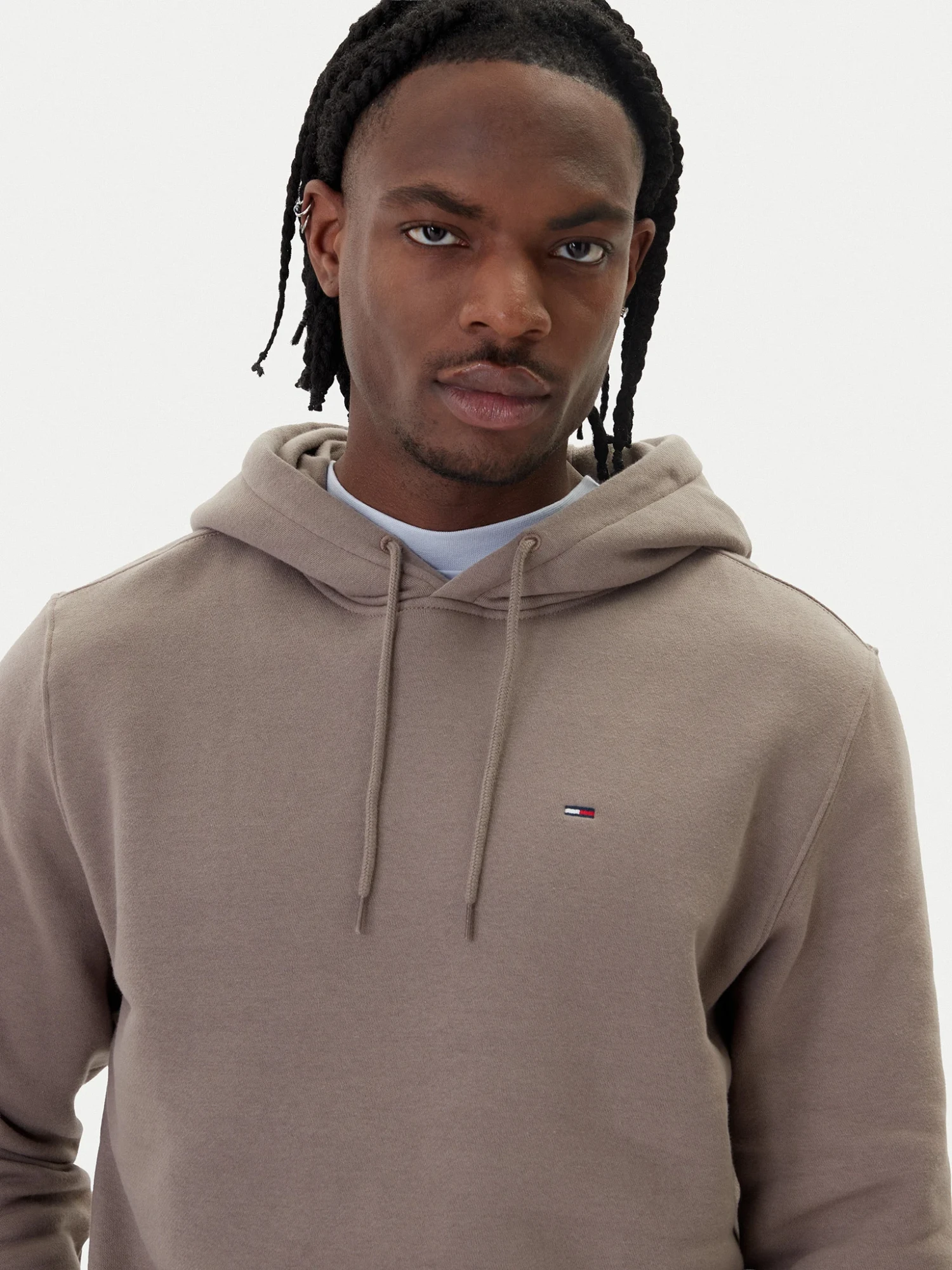 detail Tommy Jeans pánska šedohnedá mikina