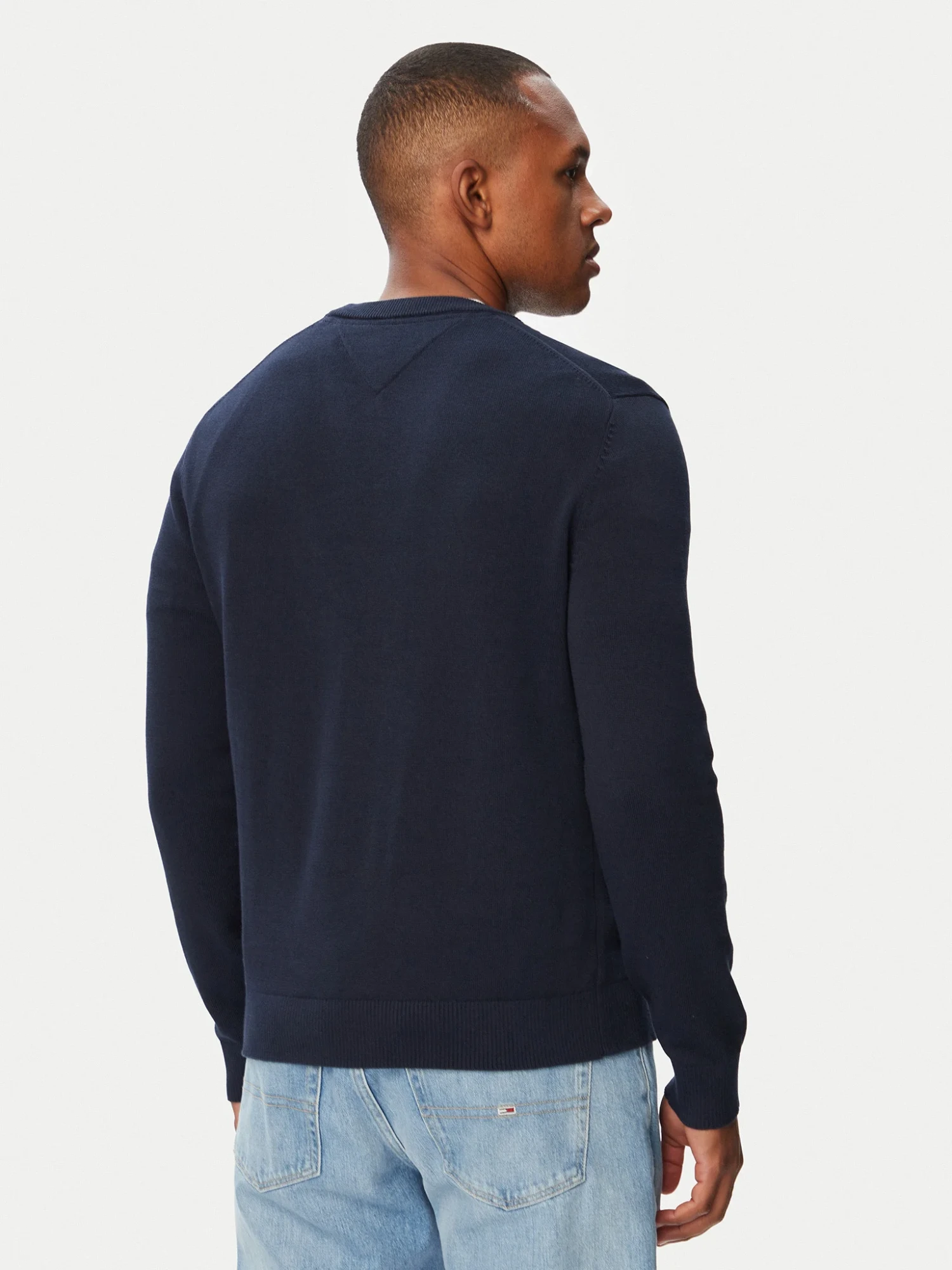 detail Tommy Jeans pánsky tmavomodrý sveter