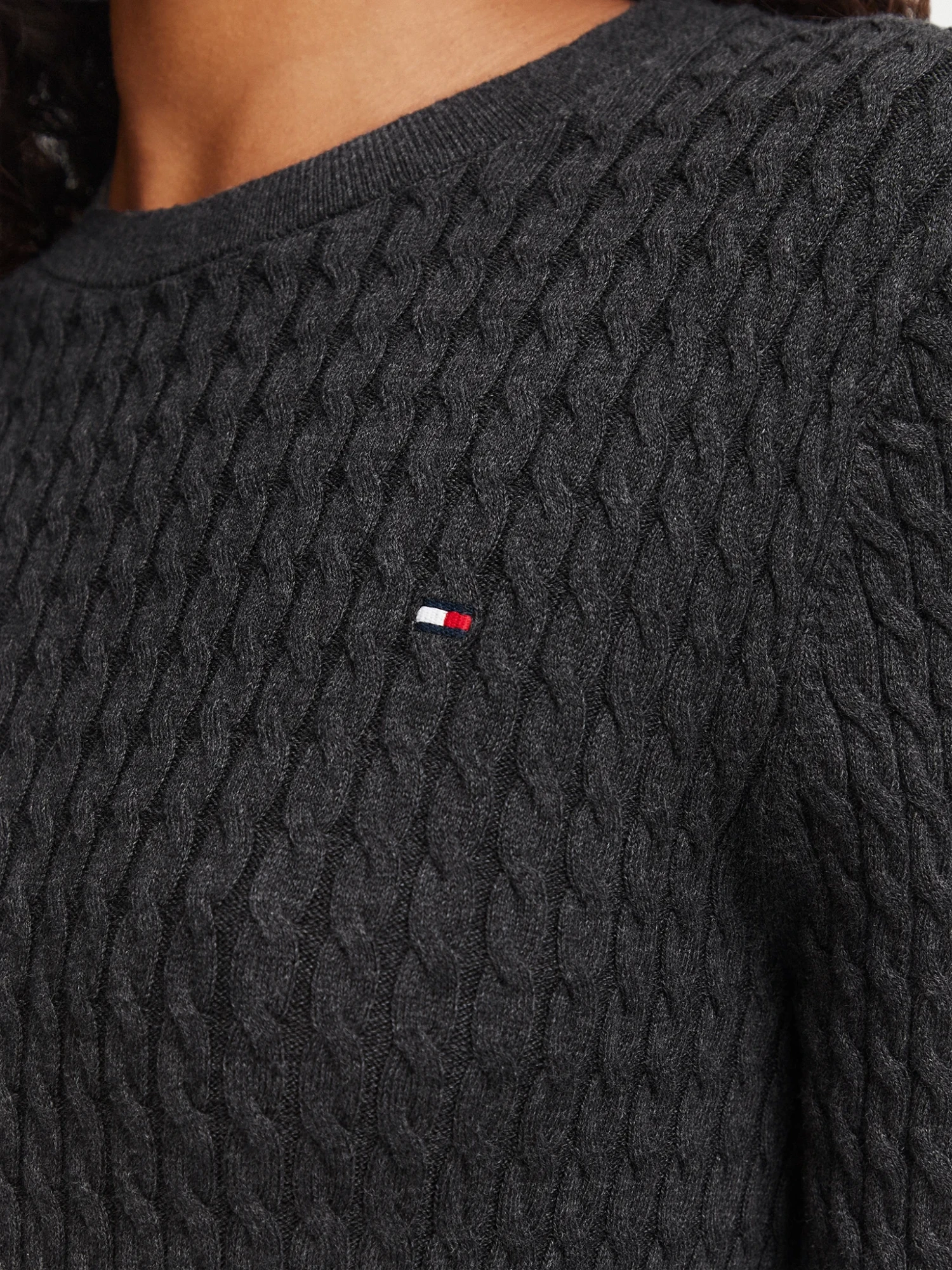 detail Tommy Hilfiger dámsky tmavo šedý sveter