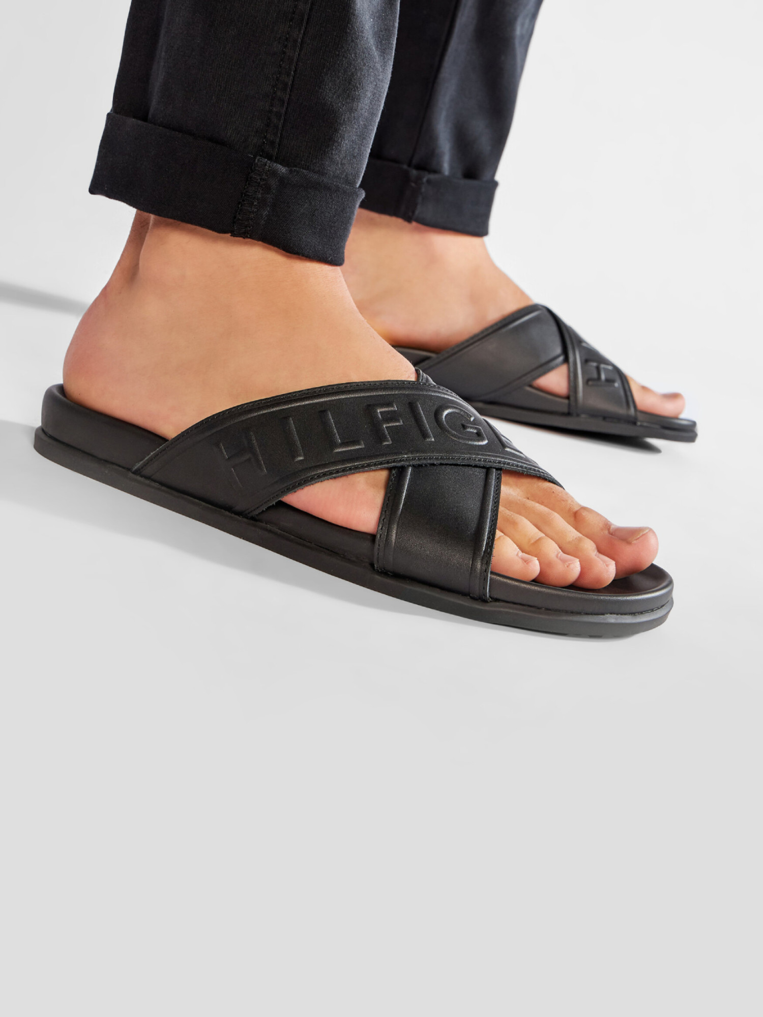 detail Tommy Hilfiger pánske čierne papuče