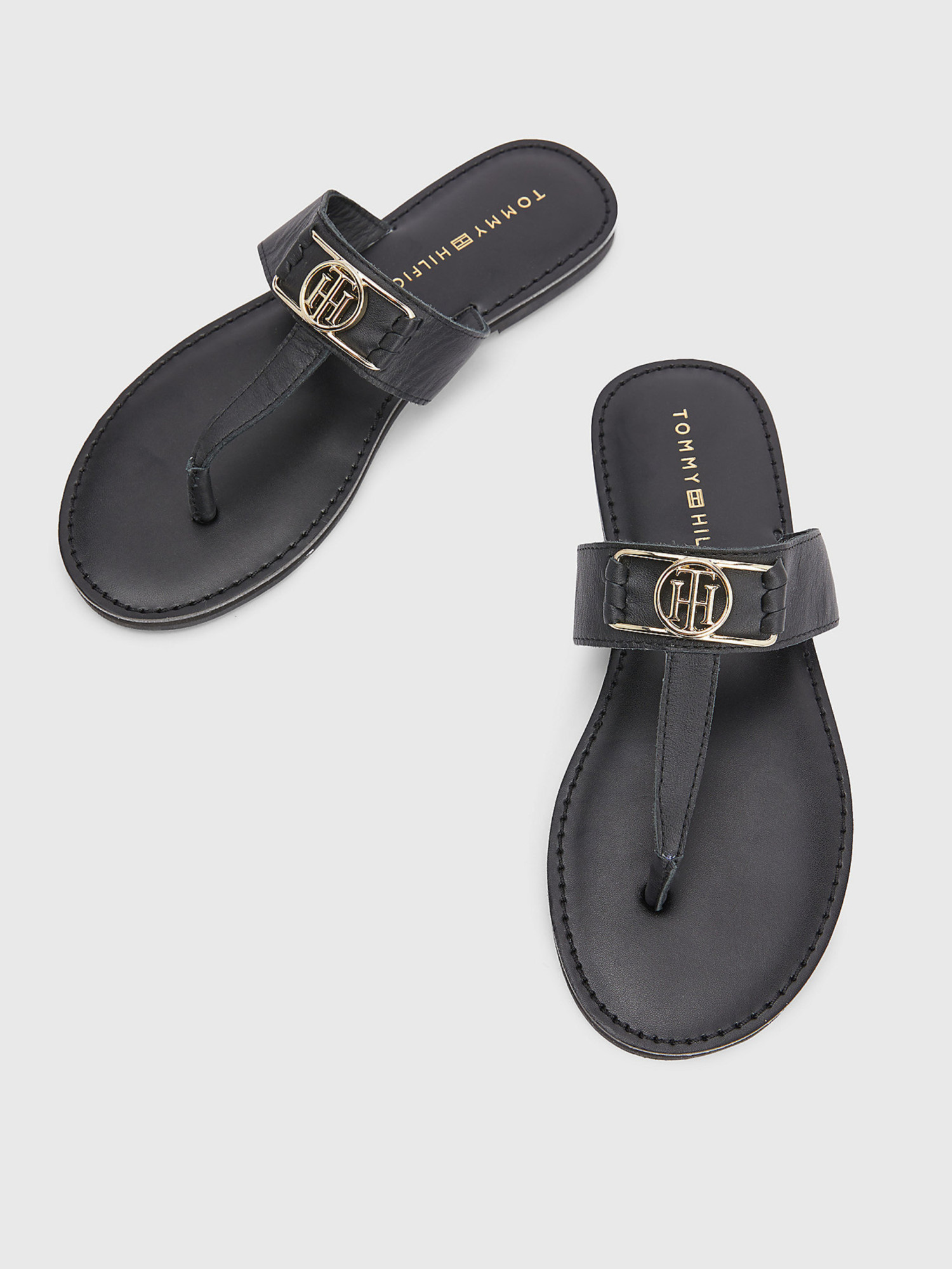 detail Tommy Hilfiger dámske čierne žabky