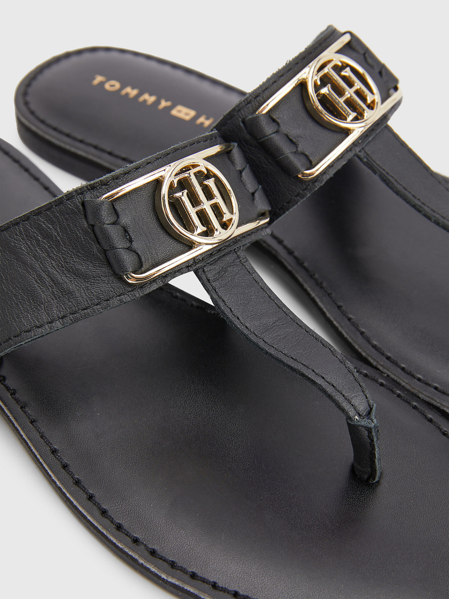 detail Tommy Hilfiger dámske čierne žabky