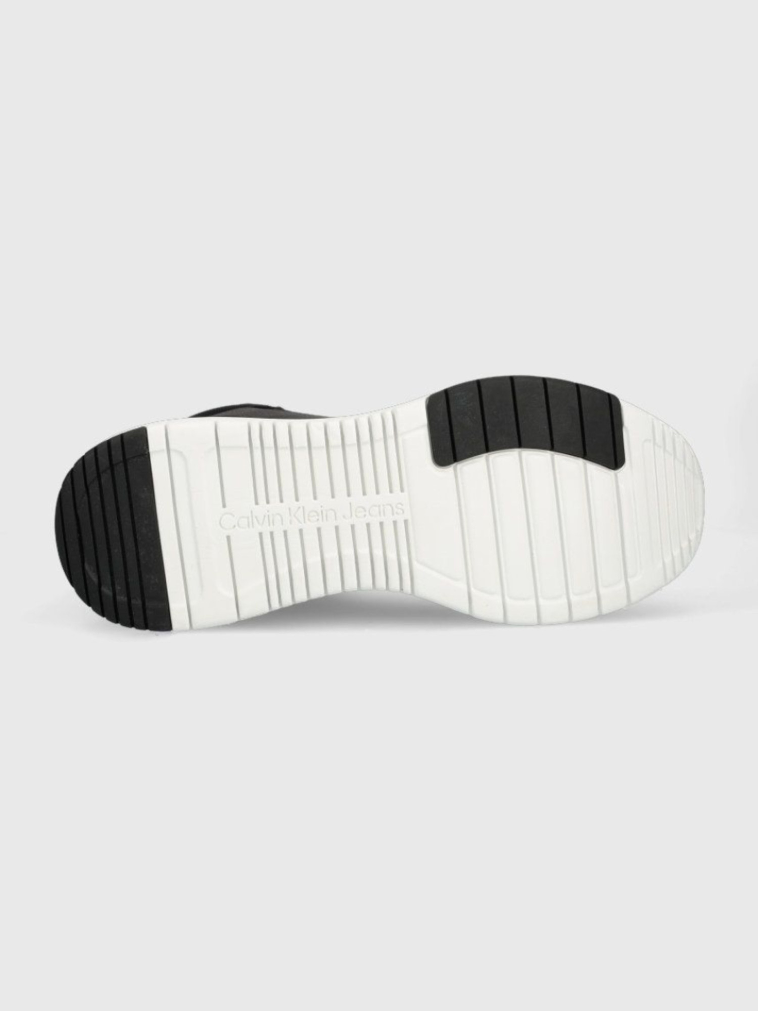 detail Calvin Klein pánske čierne členkové topánky