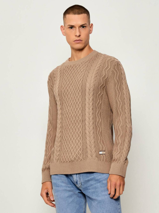 TJM SLM BADGE CABLE KNIŤ SWEATER