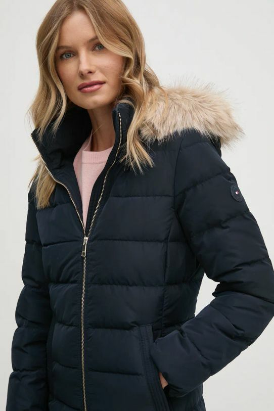 detail Tommy Hilfiger tmavomodrý páperový kabát